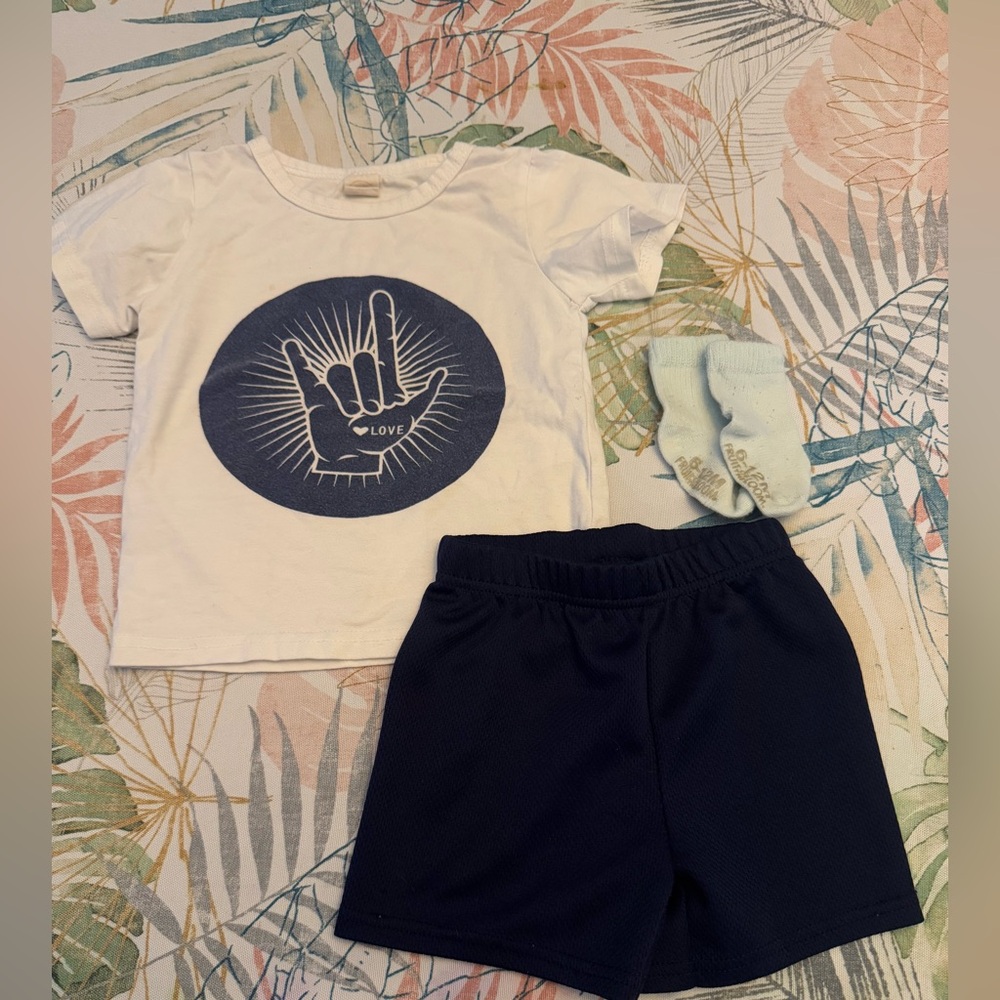 Sign language 🤟 love shirt gender neutral outfit